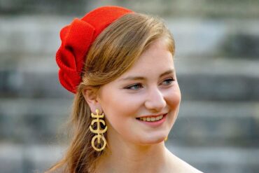 2021 07 21 elisabeth belgie nationale dag oorbellen PPE 03