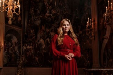 2021 amalia portret RVD rode jurk staand 01