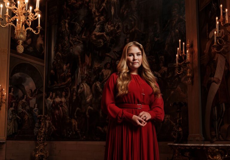 2021 amalia portret RVD rode jurk staand 01
