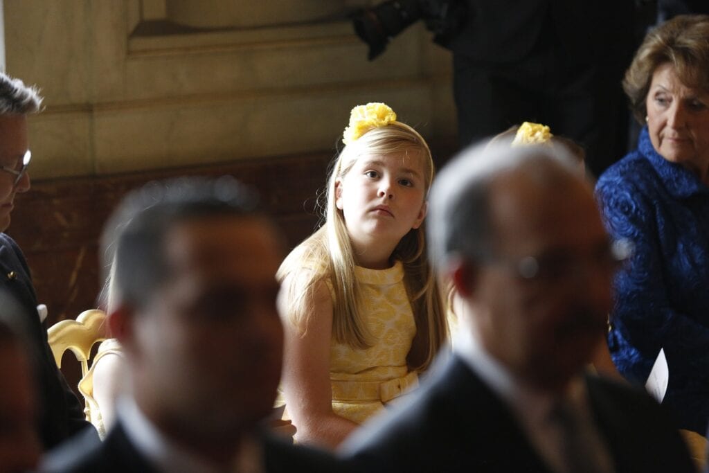 2013 inhuldiging gele jurkjes ANP 03