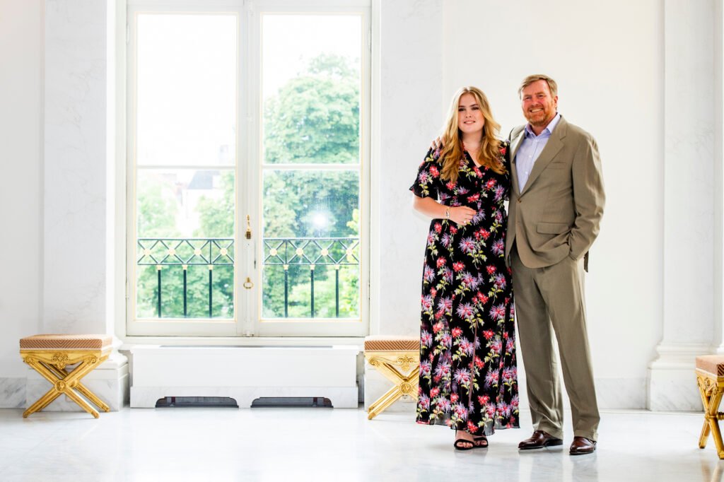 koning willem alexander en de prinses van oranje tijdens de fotosessie op paleis noordeinde