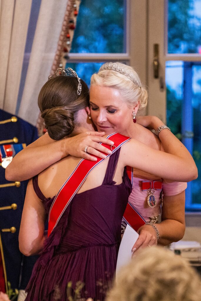 2022 noorwegen ingrid mette marit hug knuffel anp