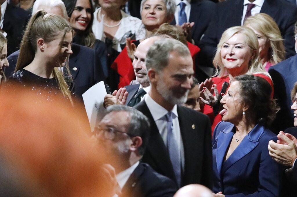 2022 spanje oma paloma tong PPE