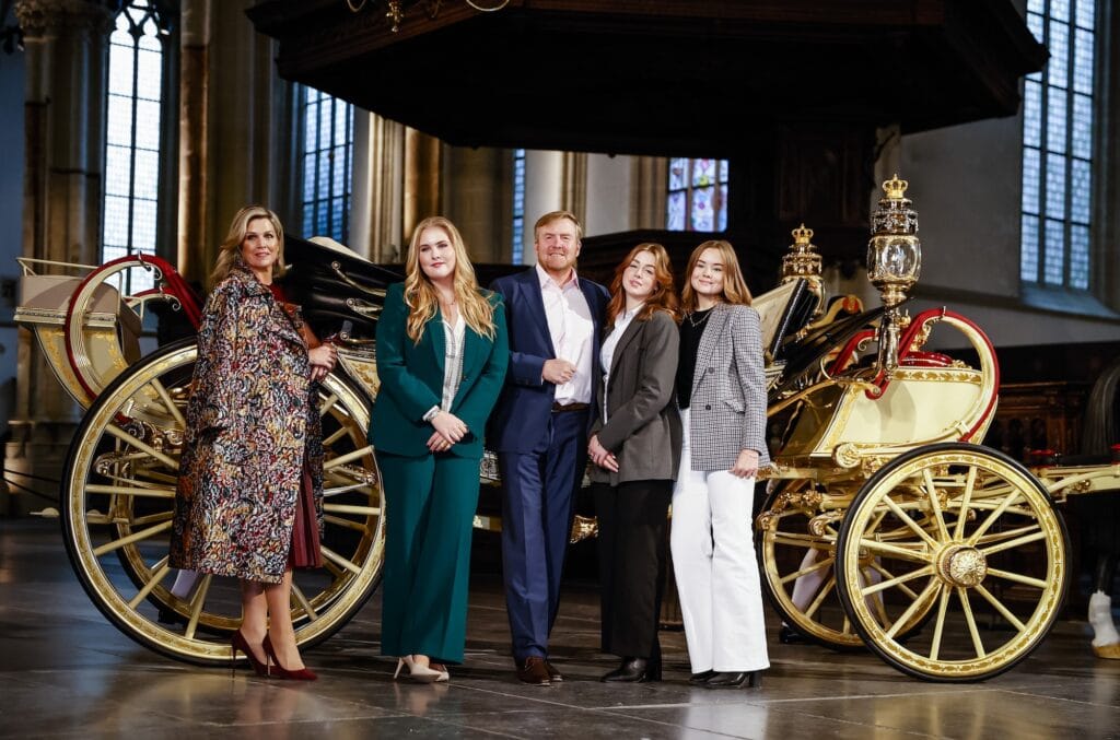 2022 fotosessie nieuwe kerk amalia alexia ariane willem wa maxima creme caleche koets anp