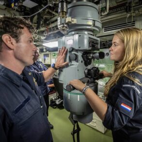 2022 prinses van oranje maakt kennis met de koninklijke marine 02 LR