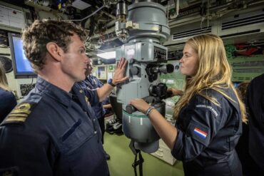 2022 prinses van oranje maakt kennis met de koninklijke marine 02 LR