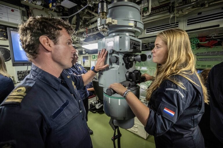 2022 prinses van oranje maakt kennis met de koninklijke marine 02 LR