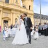 Brautpaar beim Auszug nach dem Gottesdienst. Kirchliche Hochzeit von Ludwig Prinz von Bayern und Sophie Alexandra Evekin