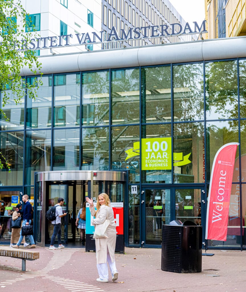prinses van oranje komt aan bij de universiteit van amsterdam voor haar eerste college 2