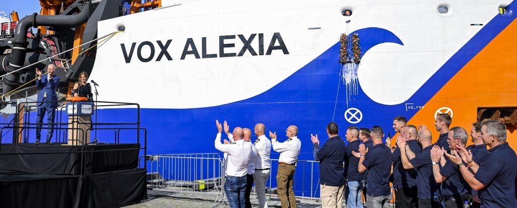 Prinses Alexia doopt schip van Van Oord