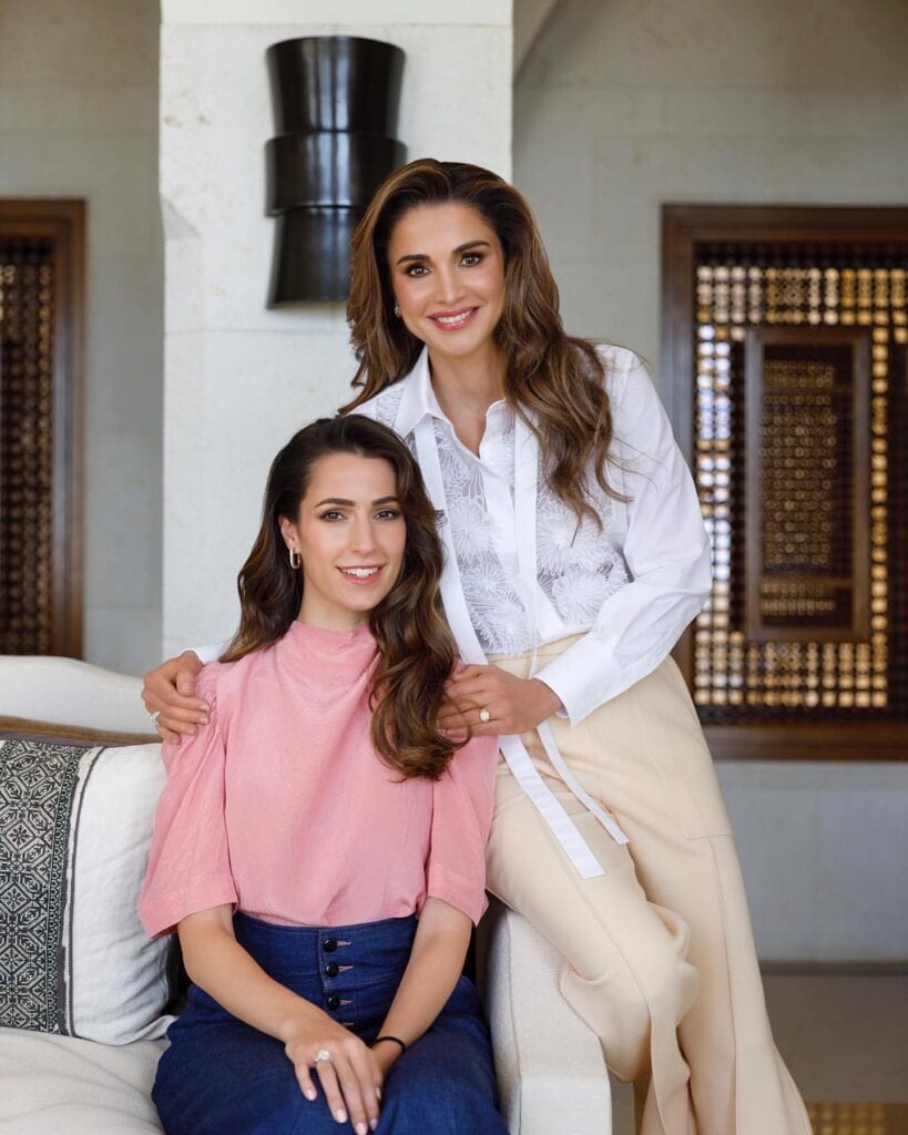 2023 jordanie rajwa rania roze blouse