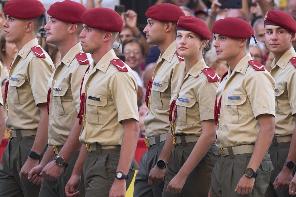 Princess Leonor and cadets of the General Military Academy make an offering before the Virgen del Pilar, ADEL ROYALS MONACHY KONIGLICH ROYAUX