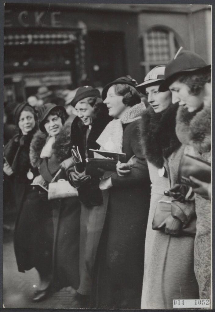 Juliana met vriendinnen leiden 1928