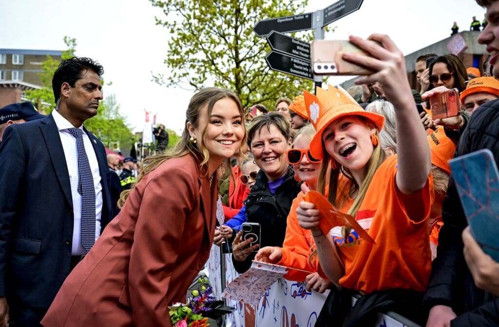 Koninklijke familie viert Koningsdag in Emmen (Pool)