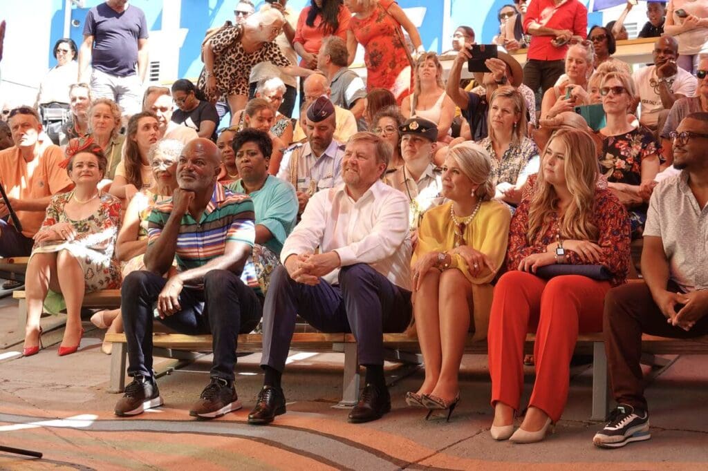 koning willem alexander koningin maxima en prinses van oranje bij muzikale optreden curacao