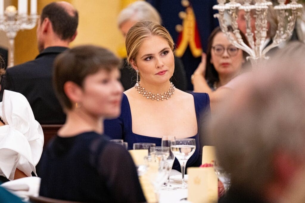 Koningspaar en prinses Amalia bieden leden Raad van State diner aan (pool)