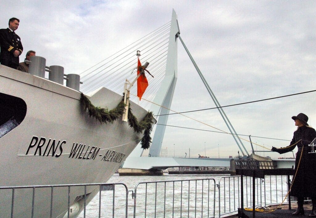 2003 Maxima doopt eerste schip ANP