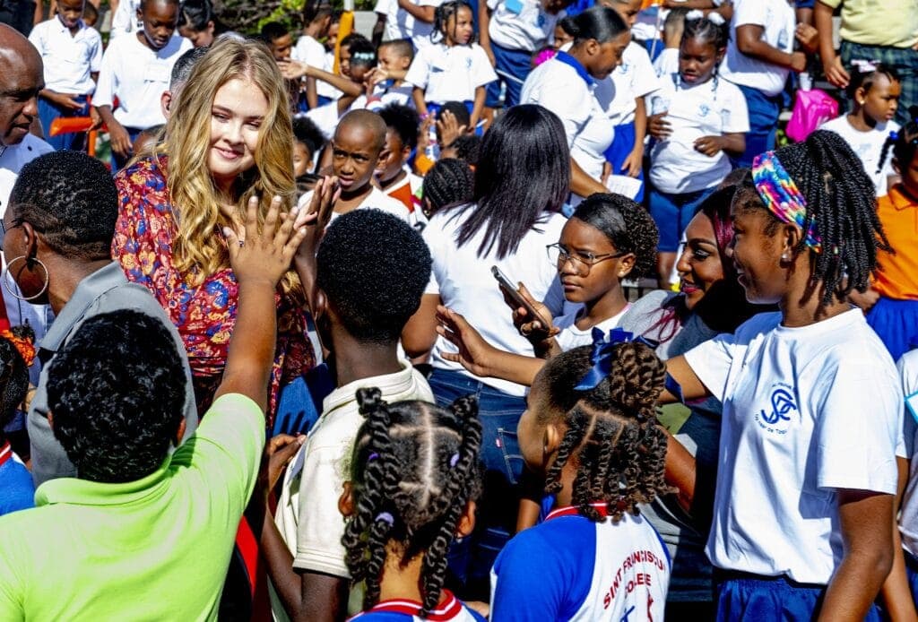 2023 amalia curacao kinderen bloemetjesblouse ANP