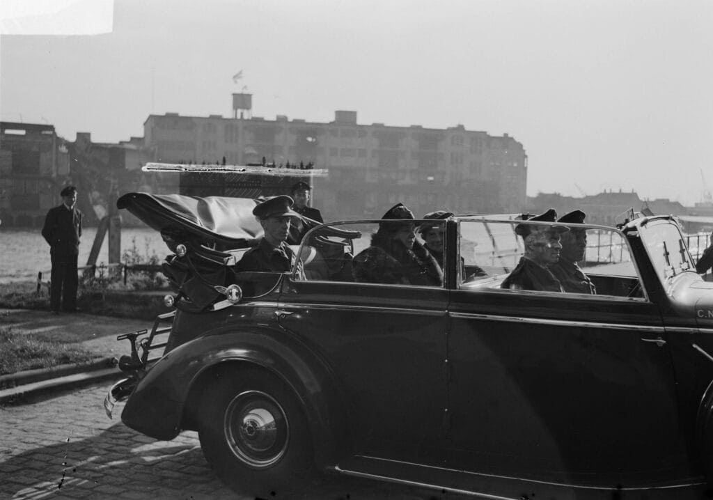 1945 Erik Hazelhoff Roelfzema rechtsvoor wilhelmina NA