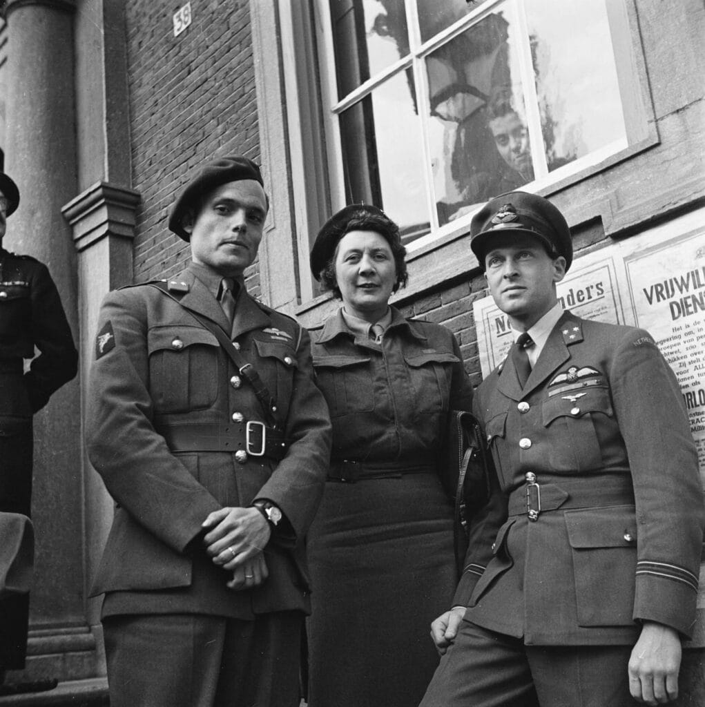 1945 Erik Hazelhoff Roelfzema soldaat van oranje (rechts) NA