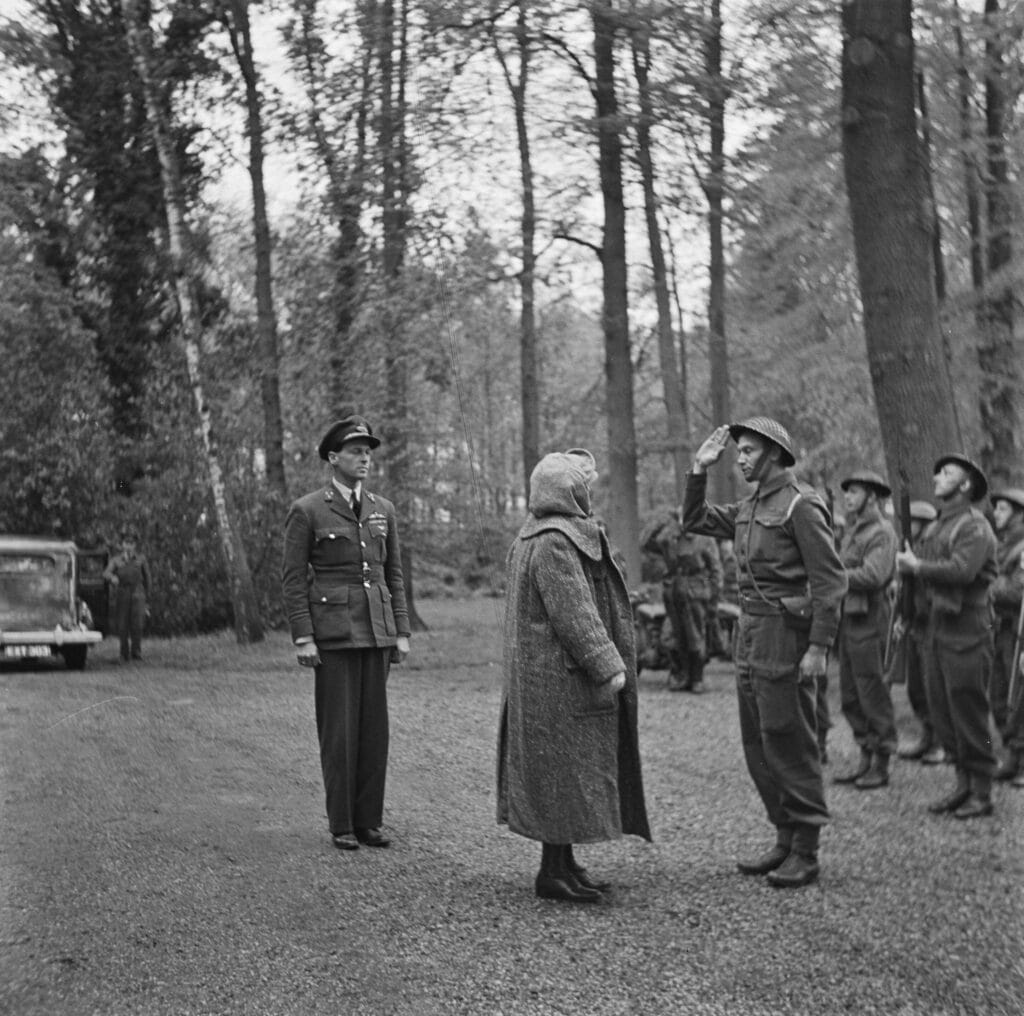 1945 Erik Hazelhoff Roelfzema uniform links wilhelmina NA