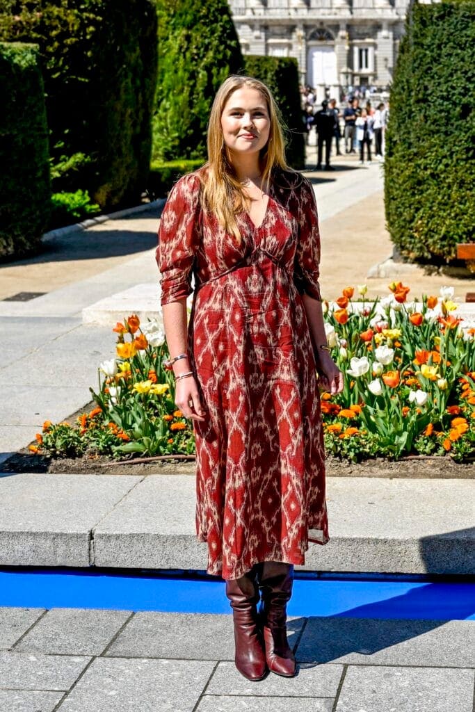 Prinses van Oranje onthult plaquette bij haar tulpentuin voor Madrid