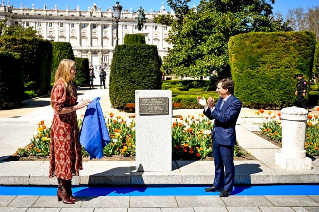 Prinses van Oranje onthult plaquette bij haar tulpentuin voor Madrid