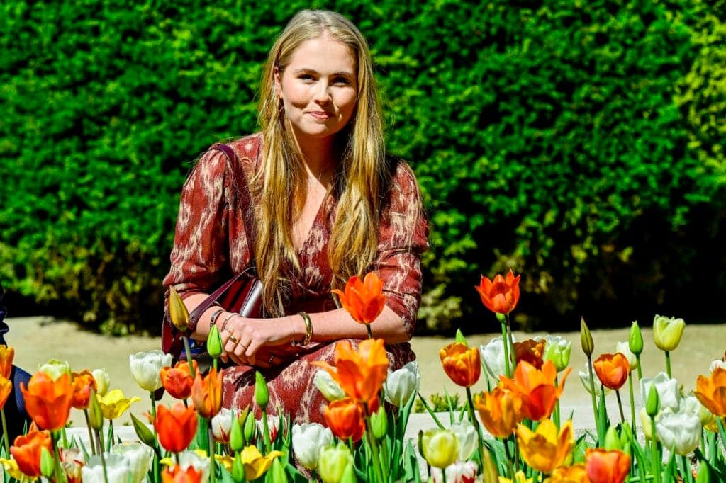Prinses van Oranje onthult plaquette bij haar tulpentuin voor Madrid