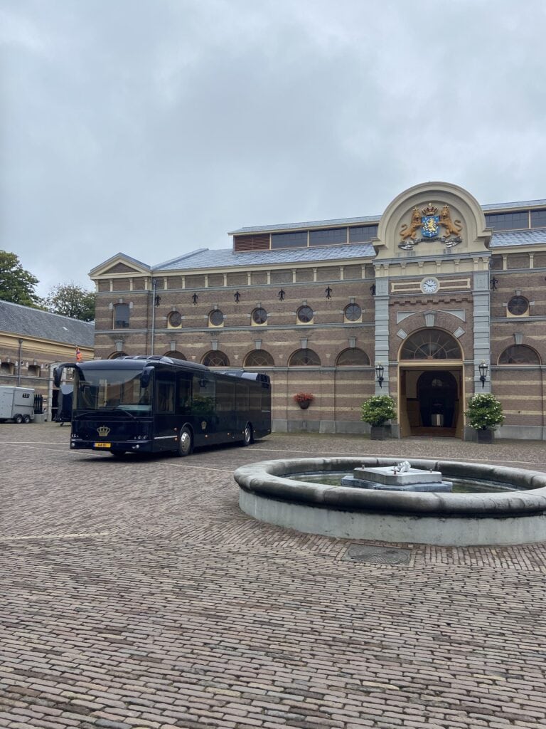 noordeinde koninklijke bus ata
