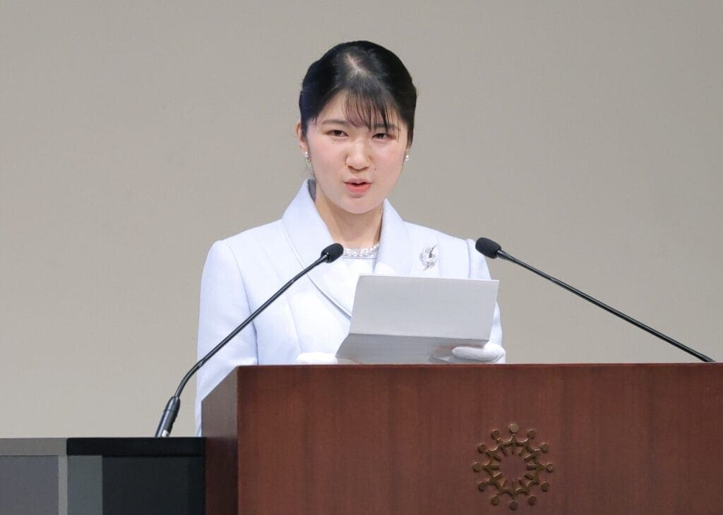 Princess Aiko Delivers 1st Address in Official Duty