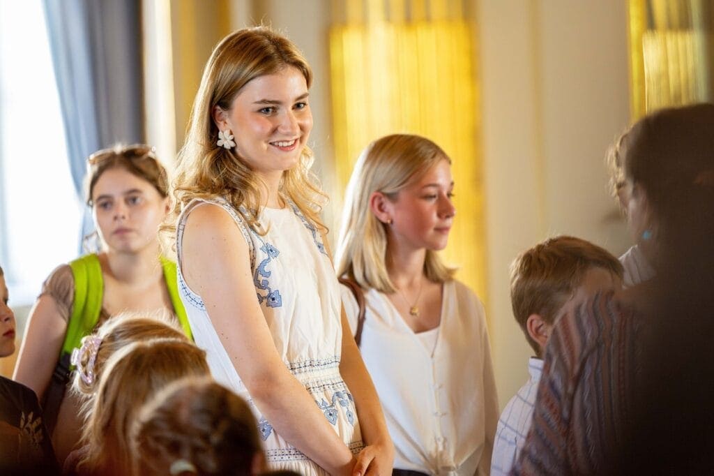 Prinses Elisabeth verwelkomt kinderen