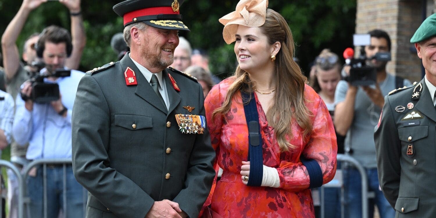 Koning reikt standaard uit aan het Regiment Huzaren Prinses Catharina Amalia