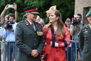 Koning reikt standaard uit aan het Regiment Huzaren Prinses Catharina Amalia