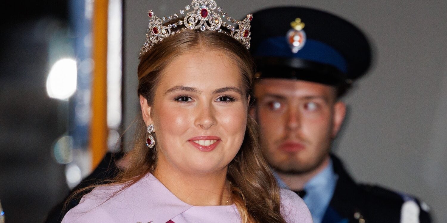 Koningspaar bij vertrek staatsbanket IS Oman