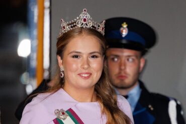 Koningspaar bij vertrek staatsbanket IS Oman