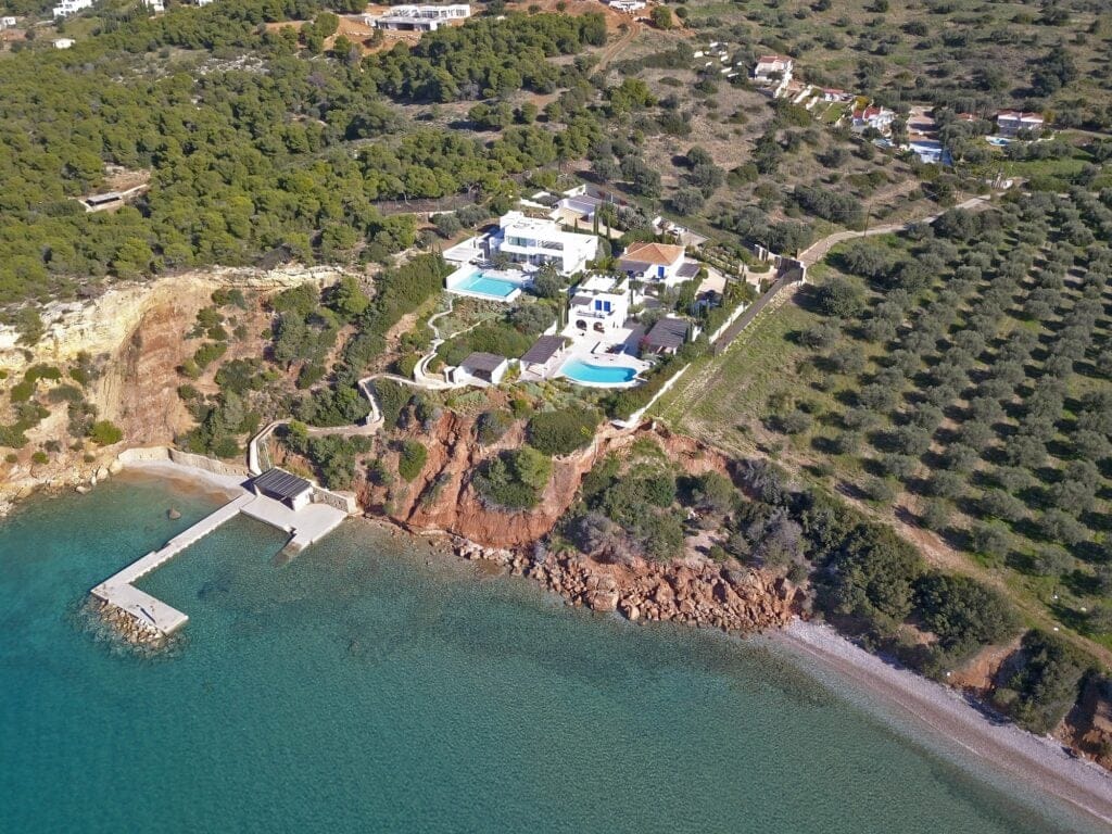 Greek holiday villa of aprox 4.5 million euro of Dutch King Willem Alexander and Queen Maxima in Kranidi, Doroufi at the gulf of Argolis.
The villa is the former department Argolis of the city Ermionida, Argolida and was owned by German photographer Manf