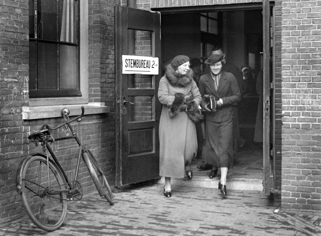1935 Nederland juliana stemmen stembureau ANP