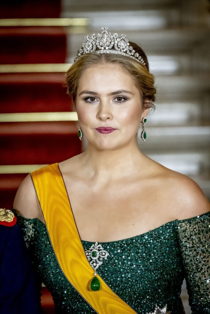 2025 troonwissel luxemburg amalia close up