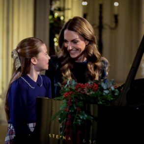 Catherine en Charlotte 04 piano