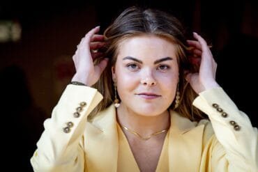 2025 eloise geel jasje handen haar ANP