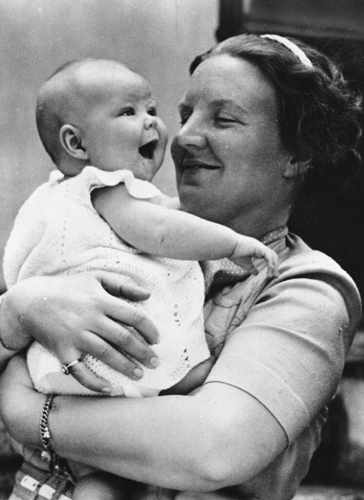 1938 Beatrix als baby met Juliana NA