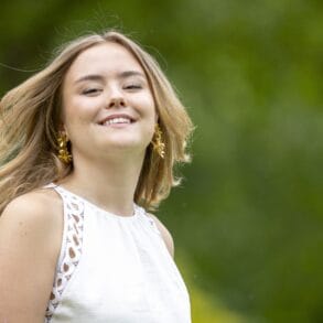 2024 Ariane witte jurk afgesneden huis ten bosch tuin anp